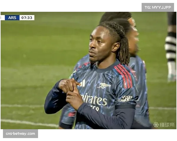 埃泽闪耀赛场高效制胜 进球助攻齐飞彰显全能实力